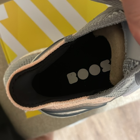 Adidas Women’s UltraBOOST Running shies. Size 10. New in a box. - Picture 3 of 7